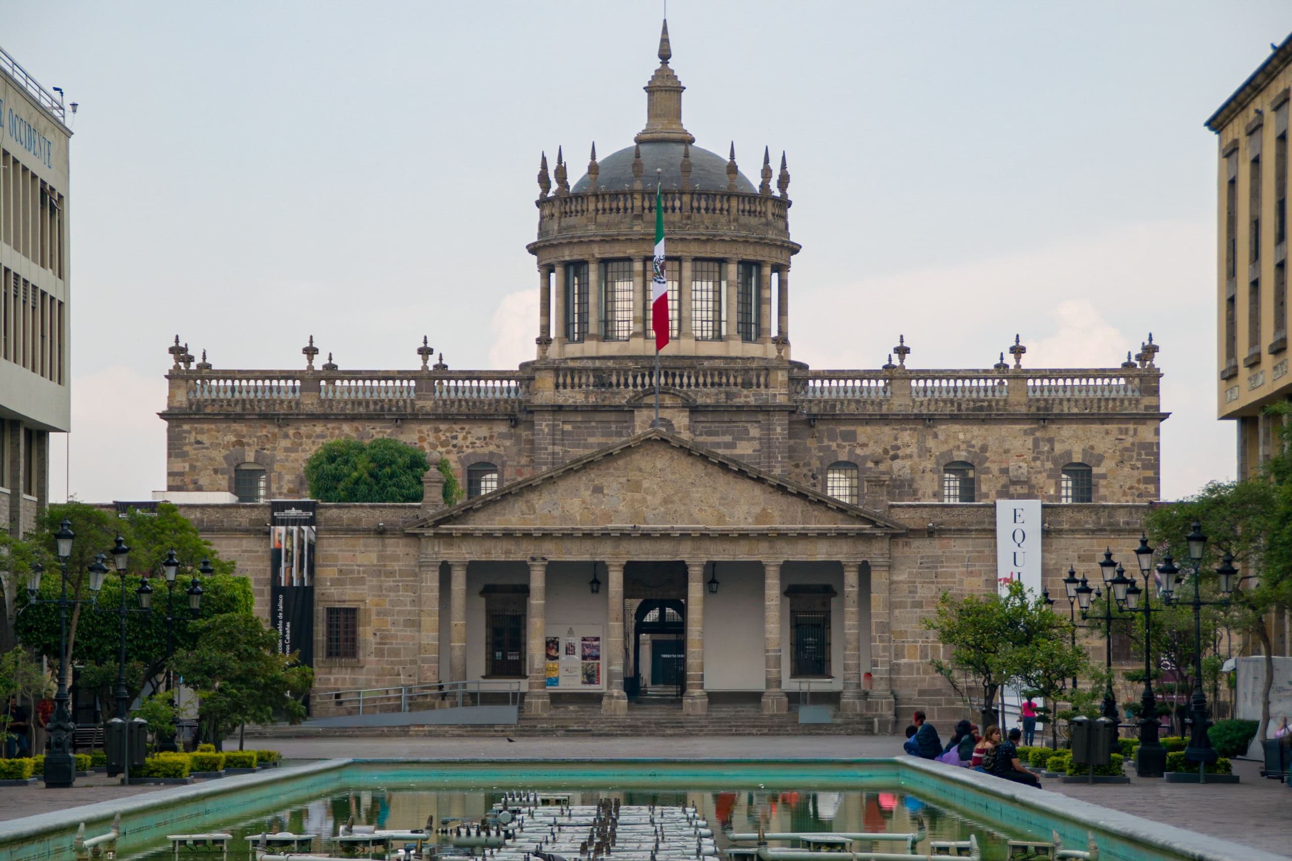 The historic Palacio de Gobierno (Government Palace) of Jalisco in Guadalajara. This stunning colonial building and its surrounding plaza are a significant cultural landmark, offering a captivating experience for corporate groups and MICE attendees on cultural tours and excursions. The image highlights the city's rich heritage and its appeal as a premier incentive travel destination.