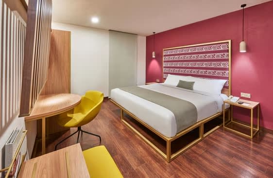 Modern guest room at City Centro by Marriott Oaxaca with stylish décor, ideal for incentive travel and business stays during MICE events in Mexico.