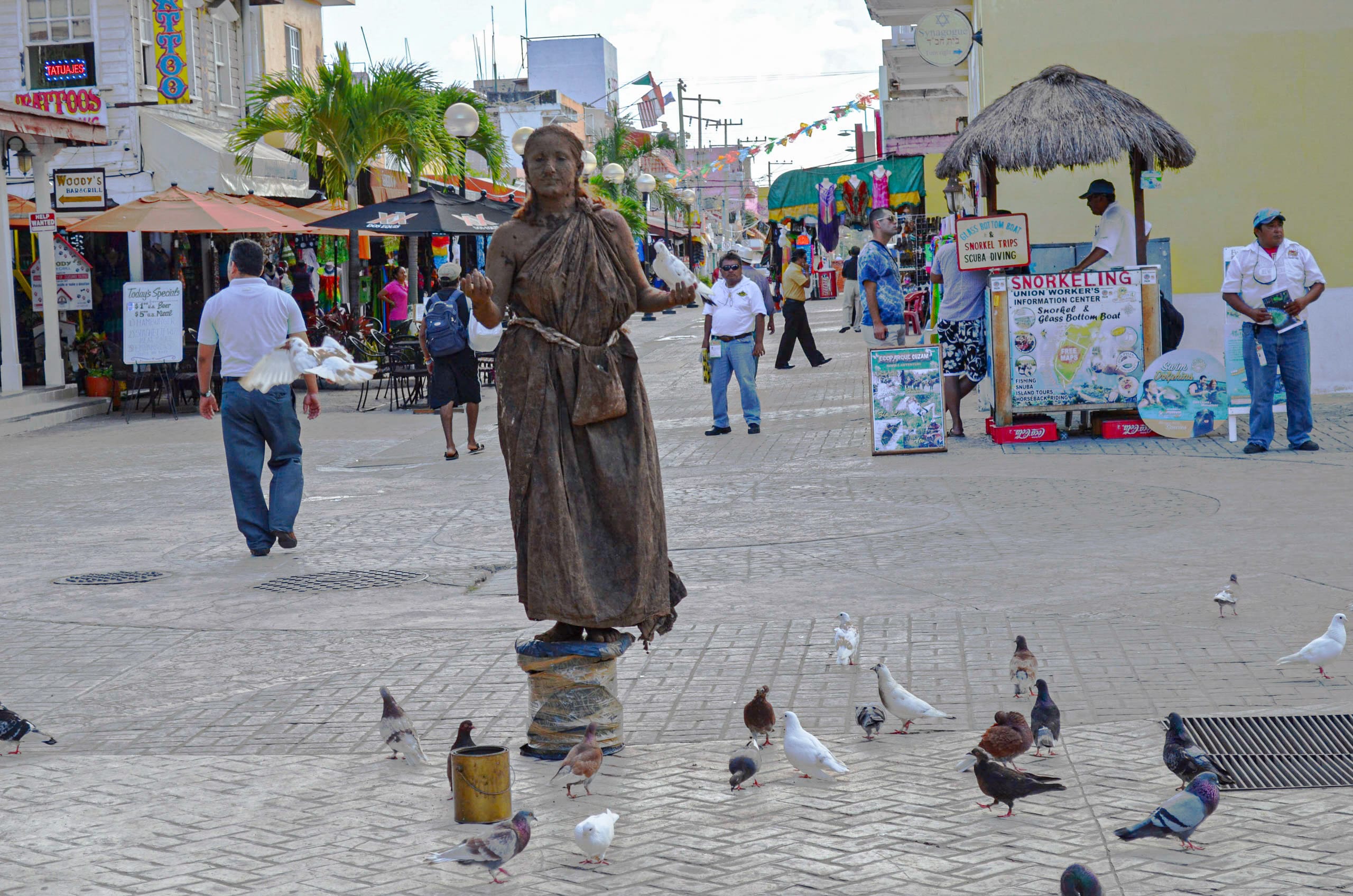 Street performer entertaining visitors in Cozumel, Mexico, a vibrant destination for incentive travel and MICE events with cultural and team-building experiences