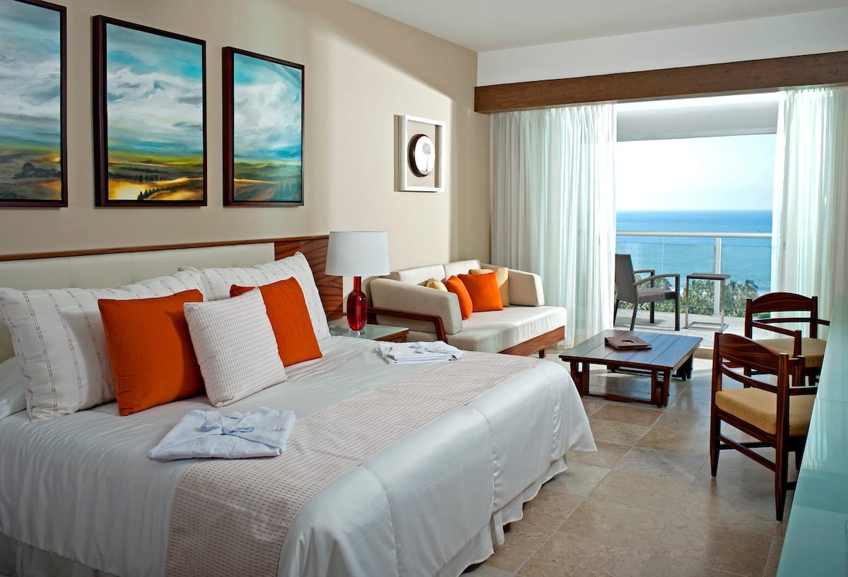 Oceanview suite at The Grand Bliss Vidanta Nuevo Vallarta, featuring modern furnishings, private balcony, and executive comfort—ideal for incentive travel, corporate stays, and MICE accommodations in Mexico.