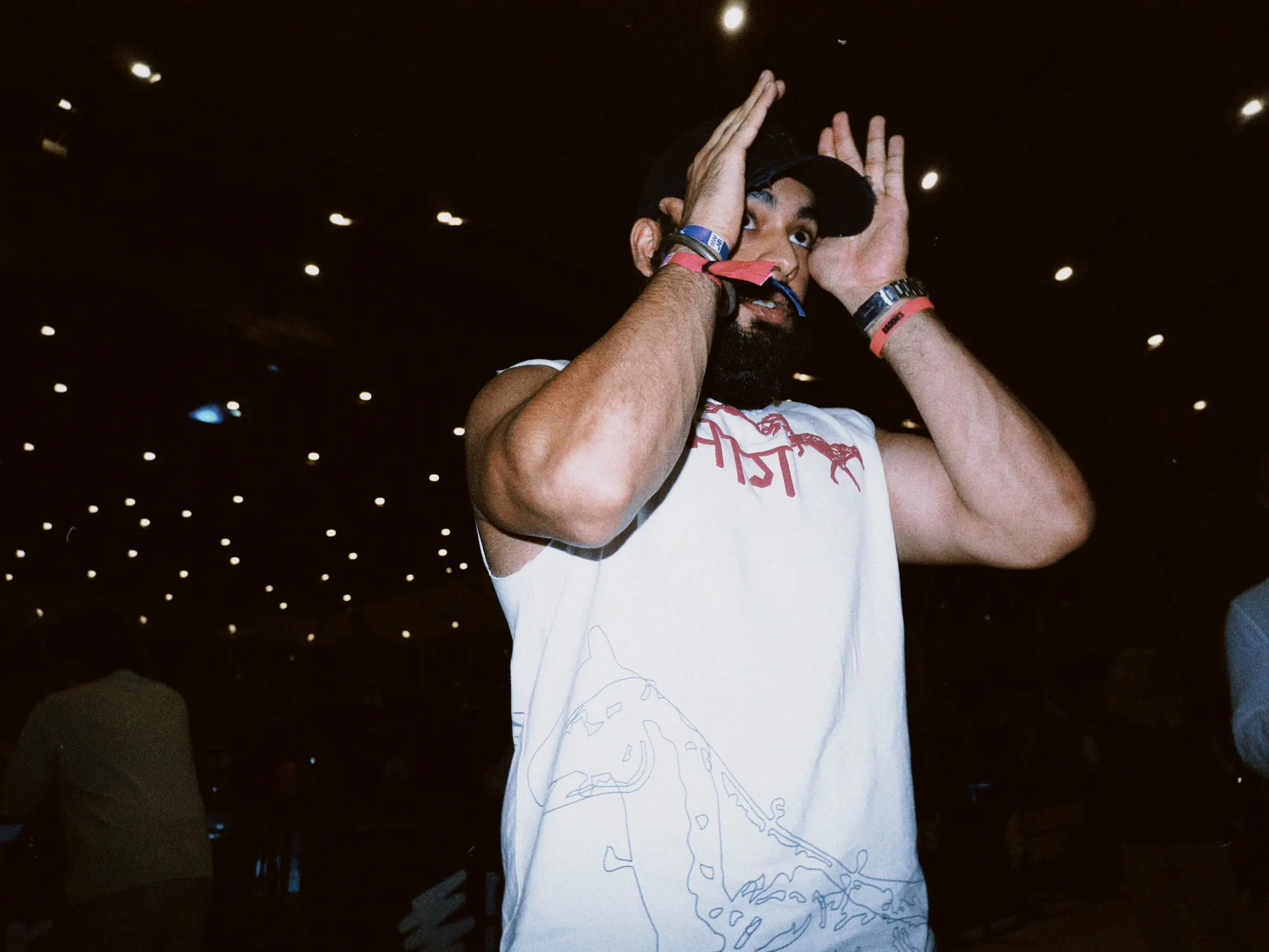 भाग Muscle Tank in Bone, worn with the arms raised