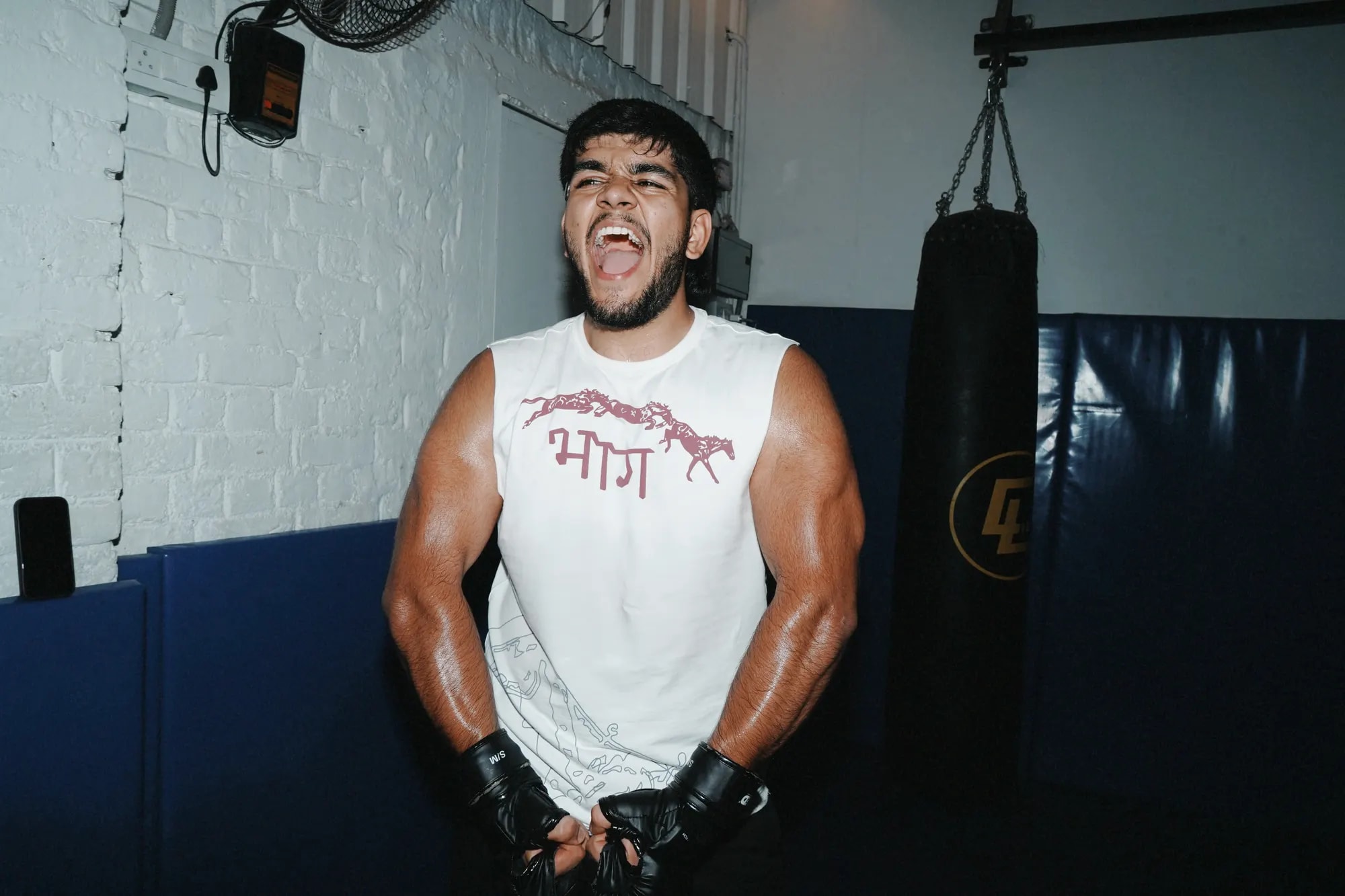 The भाग Muscle Tank in Bone, worn in the gym