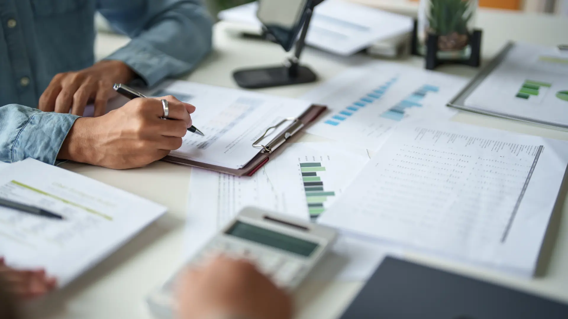 UAE e-invoicing compliance guide explaining mitigation costs and e-invoicing requirements.
