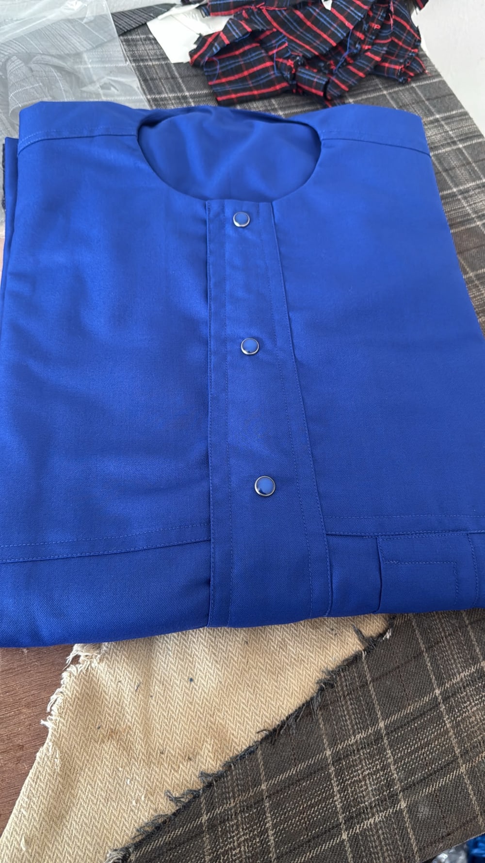 Tissu haut qualité et vêtements modernes
