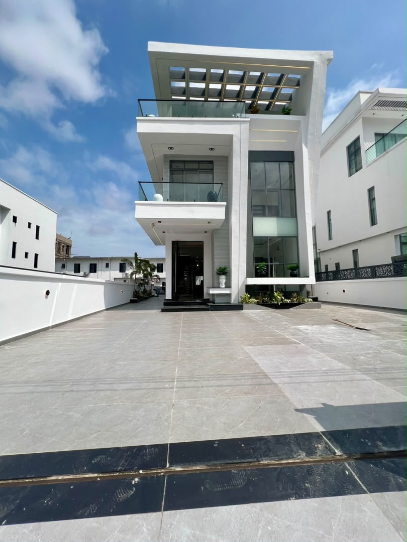 EXCLUSIVELY FINISHED 5 BED LUXURY HOME WITH, CINEMA, SWIMMING POOL AND ROOFTOP TERRACE