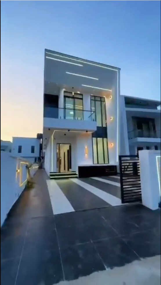OUTSTANDING SPACIOUS 5 BEDROOM FULLY DETACHED DUPLEX WITH SWIMMING POOL