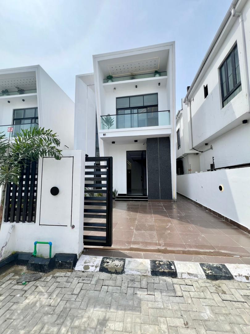 PRICE REDUCTION: STUNNING 4 BED DETACHED DUPLEX WITH SWIMMING POOL AND BQ