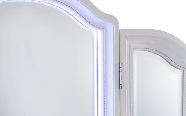 Madelyn White 6 Drawer Vanity Set