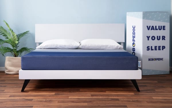 Power Bob Essential Base with Gem 8'' Split King Firm Mattress in blue stretch knit cover on white adjustable base. Includes gel memory foam layer, breathable surface, and wired remote. Box reads: "BOBOPEDIC VALUE YOUR SLEEP."