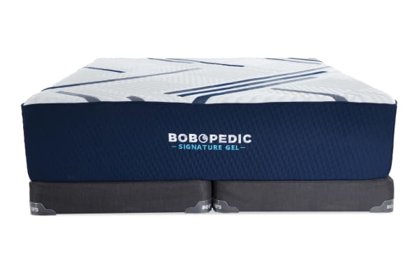 Signature Gel 13.5'' King Firm Split Low Profile Mattress Set from Bob-O-Pedic Signature collection, featuring a navy blue quilted side panel and white top with blue stripes, designed with ultra-cooling cover and gel memory foam layers for firm support and dual comfort.