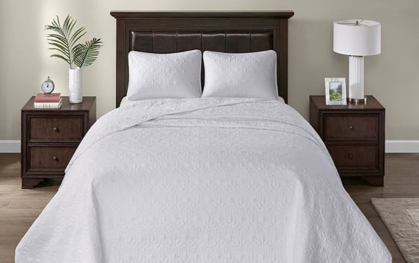 Wayn Queen White Solid 3 Piece Bedspread Set with embroidered cotton and polyester microfiber fabric, transitional style, includes reversible bedspread and matching sham.