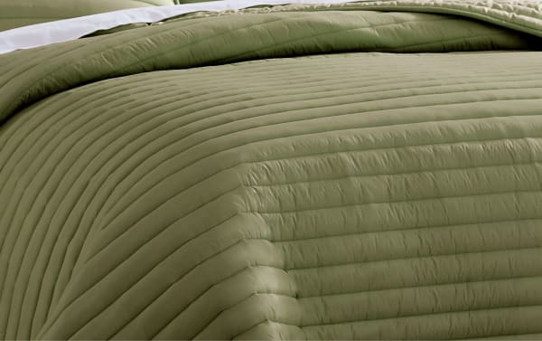 Green Griffin Twin Solid 2 Piece Comforter Set with quilted polyester fabric in a transitional style, featuring horizontal stitched lines for a puffer jacket look.