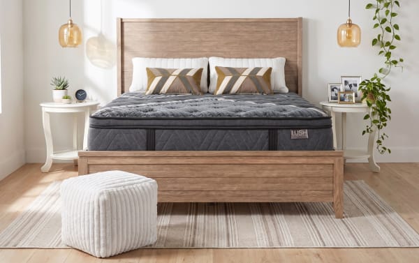 Lush 13.5'' Queen Ultra Plush Mattress