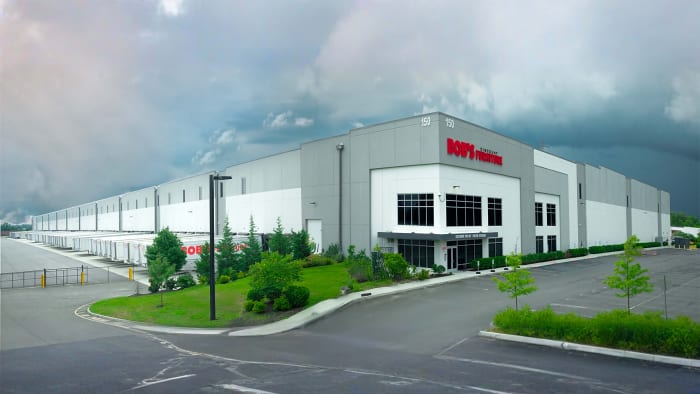 Bob’s Discount Furniture Distribution Center in Piscataway, New Jersey exterior image