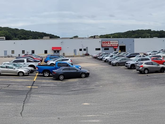 Bob’s Discount Furniture Distribution Center in Taftville, Connecticut exterior image