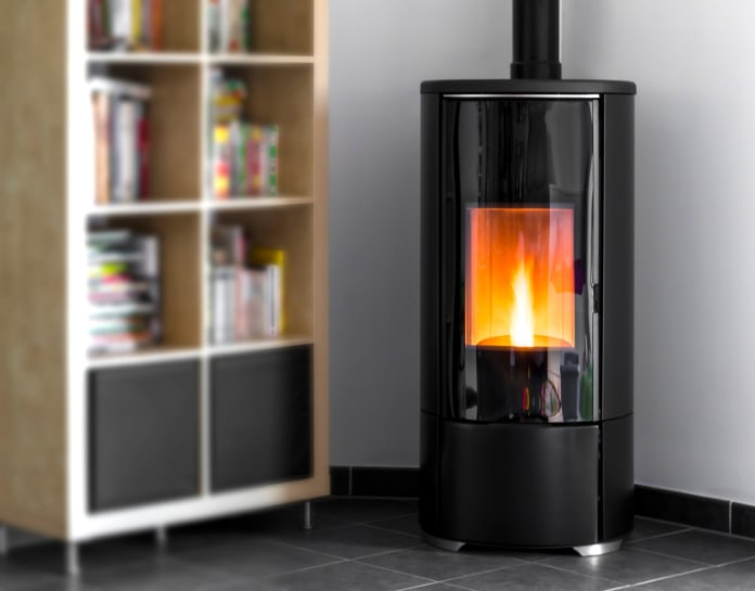 Quelles différences entre un poêle à bois et un poêle à granulés ?