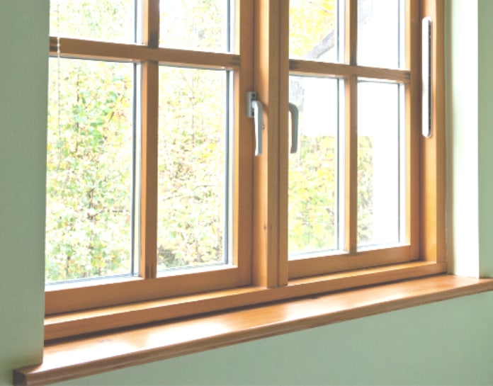 Trois Fenêtres En Bois Sur Le Mur En Bois D'une Maison Neuve