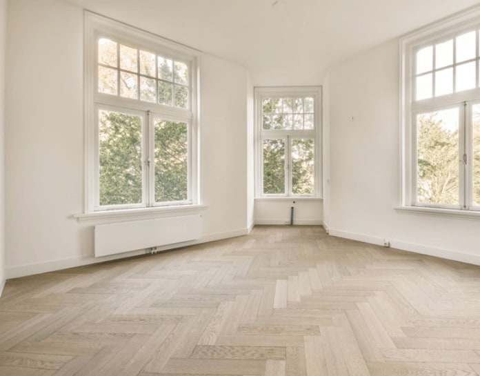 logement vide avec grandes fenetres et parquet