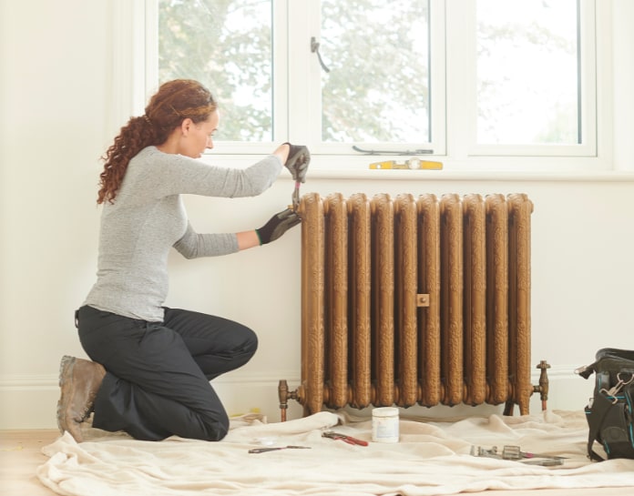 Pose d'un robinet thermostatique sur un radiateur ancien en fonte