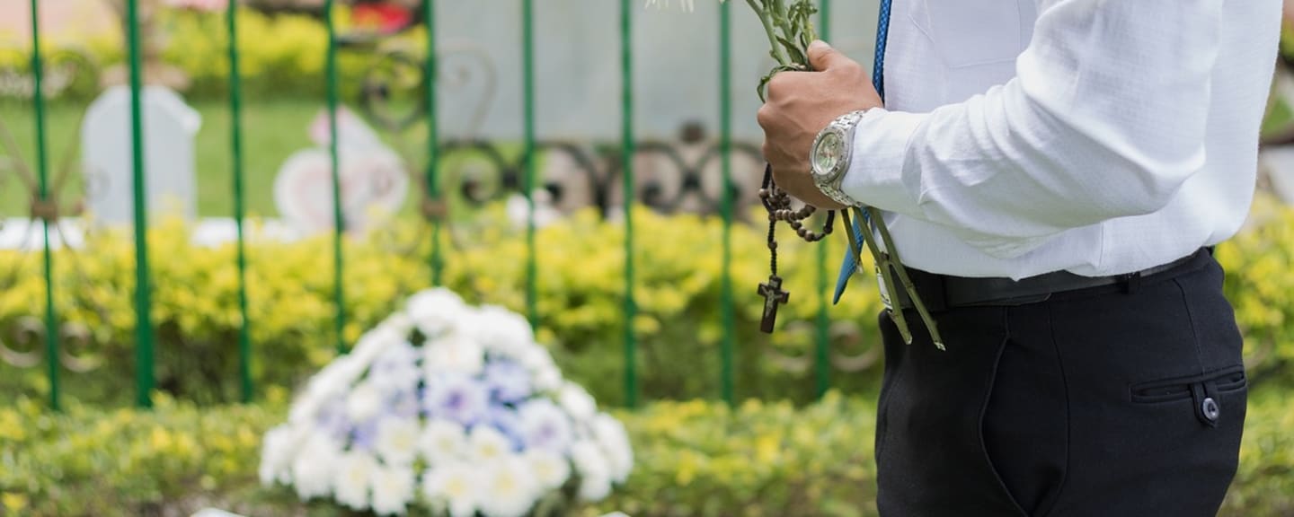 How to Write a Funeral Program [Checklist + Advice from a Writer]