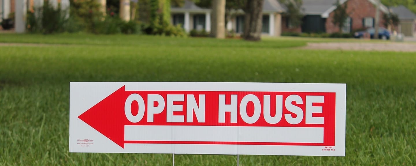 How to Make a Yard Sign [6 Steps + Helpful Tips]
