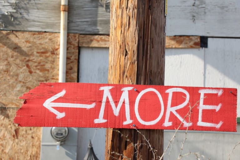 How to Make a Yard Sign [6 Steps + Helpful Tips]