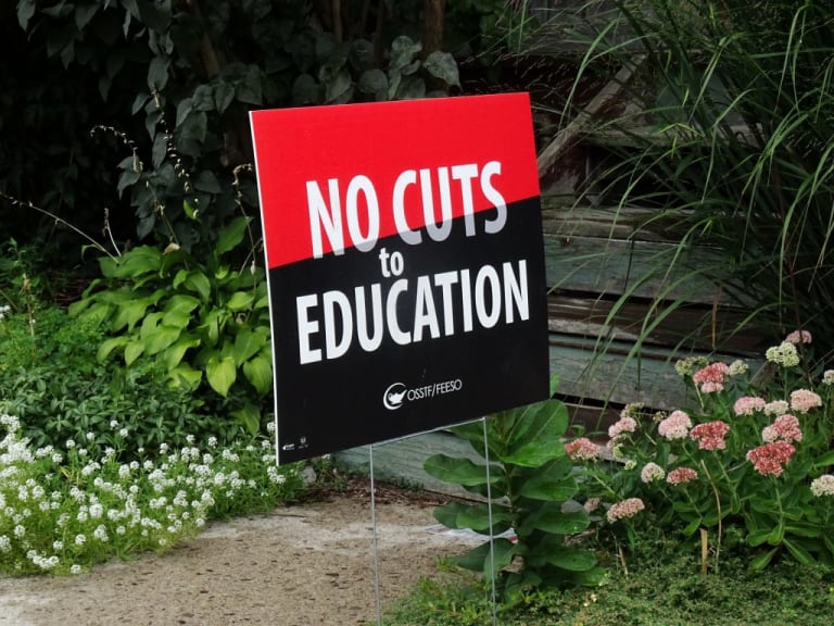 How to Make a Yard Sign [6 Steps + Helpful Tips]