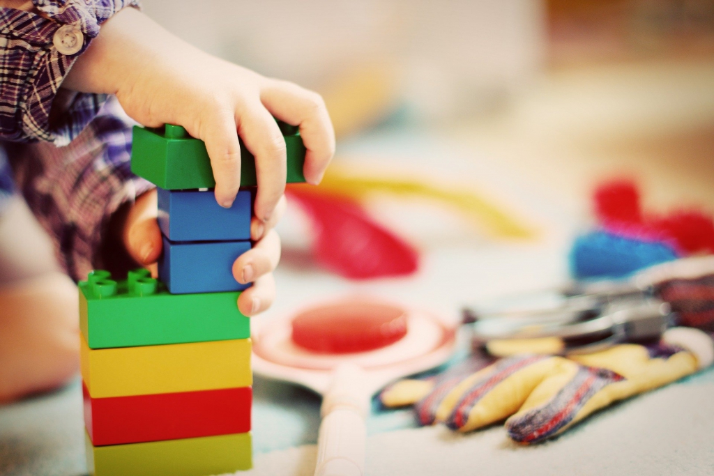 Child Building Blocks by Esi Grunhagen from Pixabay