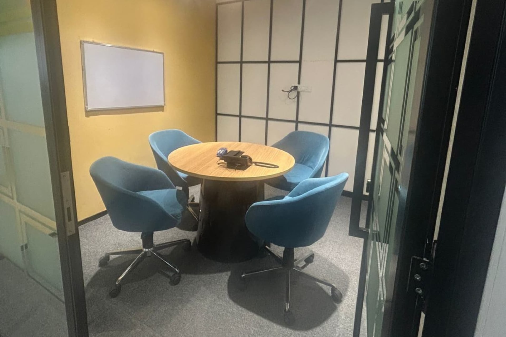 Ofis Square meeting rooms in Golf Course Road Extension, Gurgaon