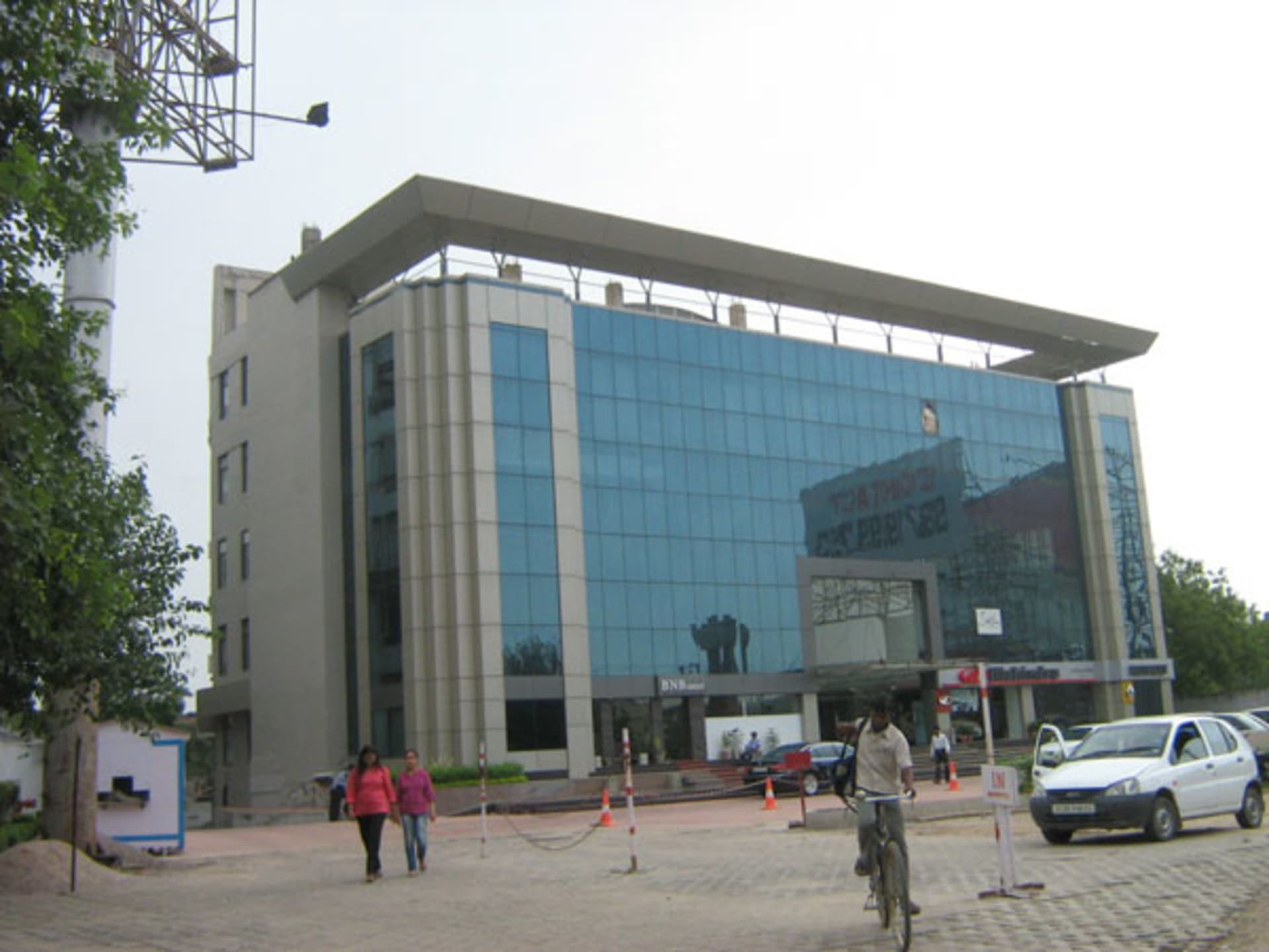 Solitaire plaza private space in MG Road Gurgaon, Gurgaon