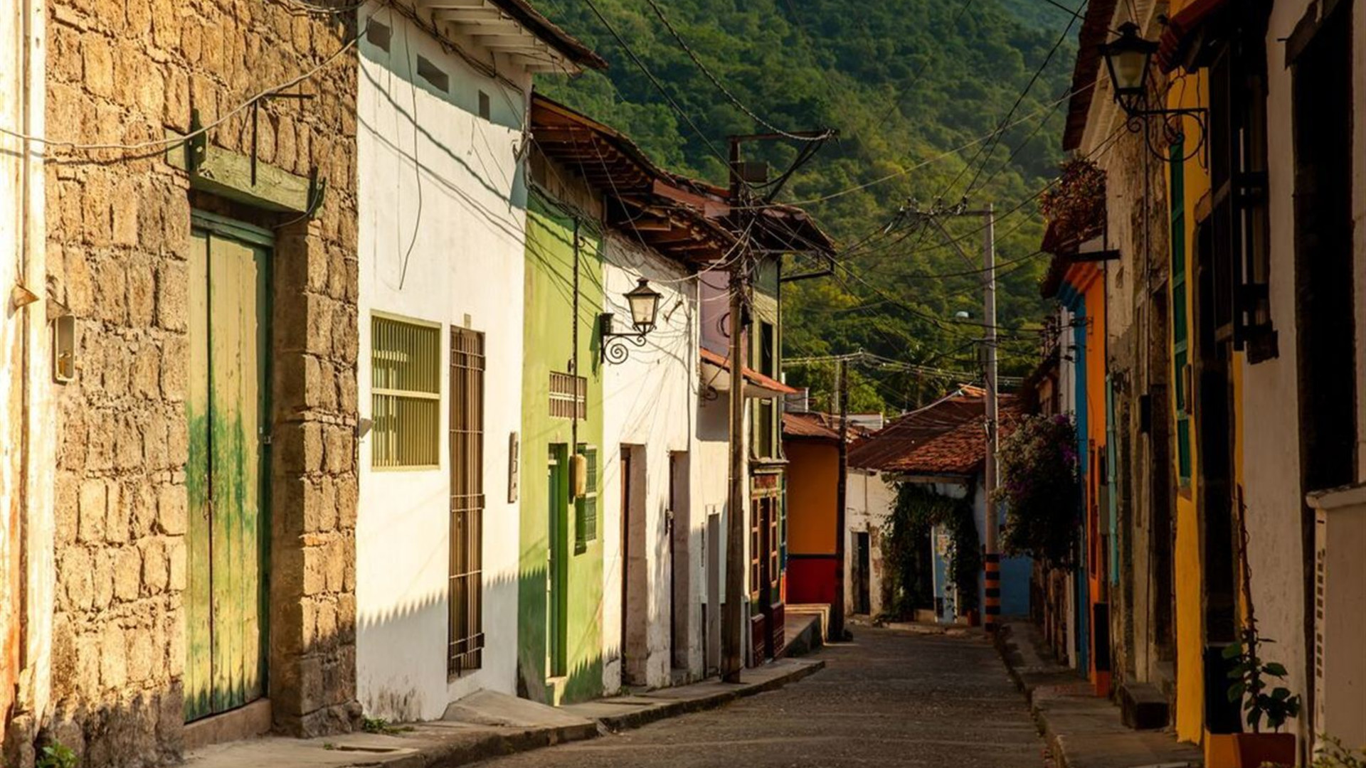 18 to 35s Essential Colombia