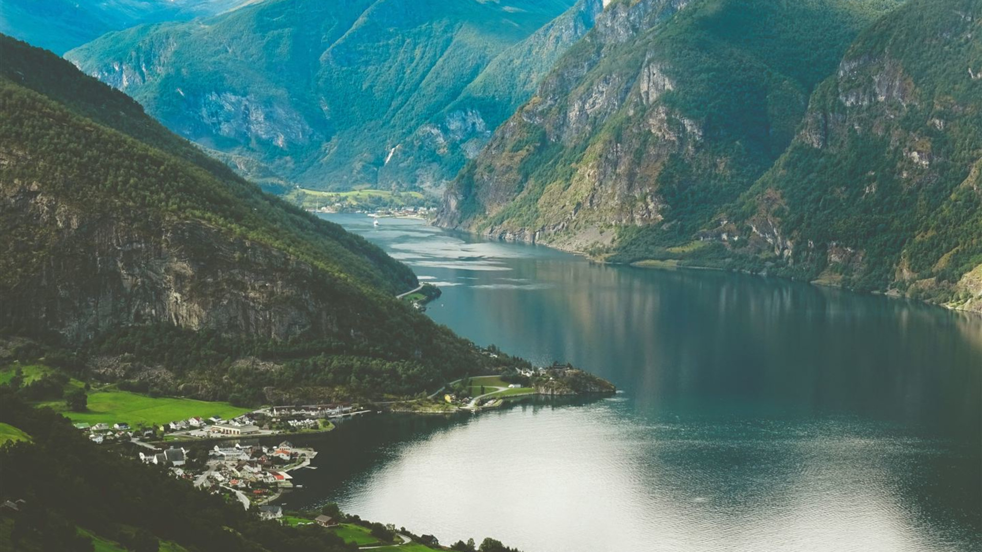 Signature: Norway's Fjords & Mountain Vistas