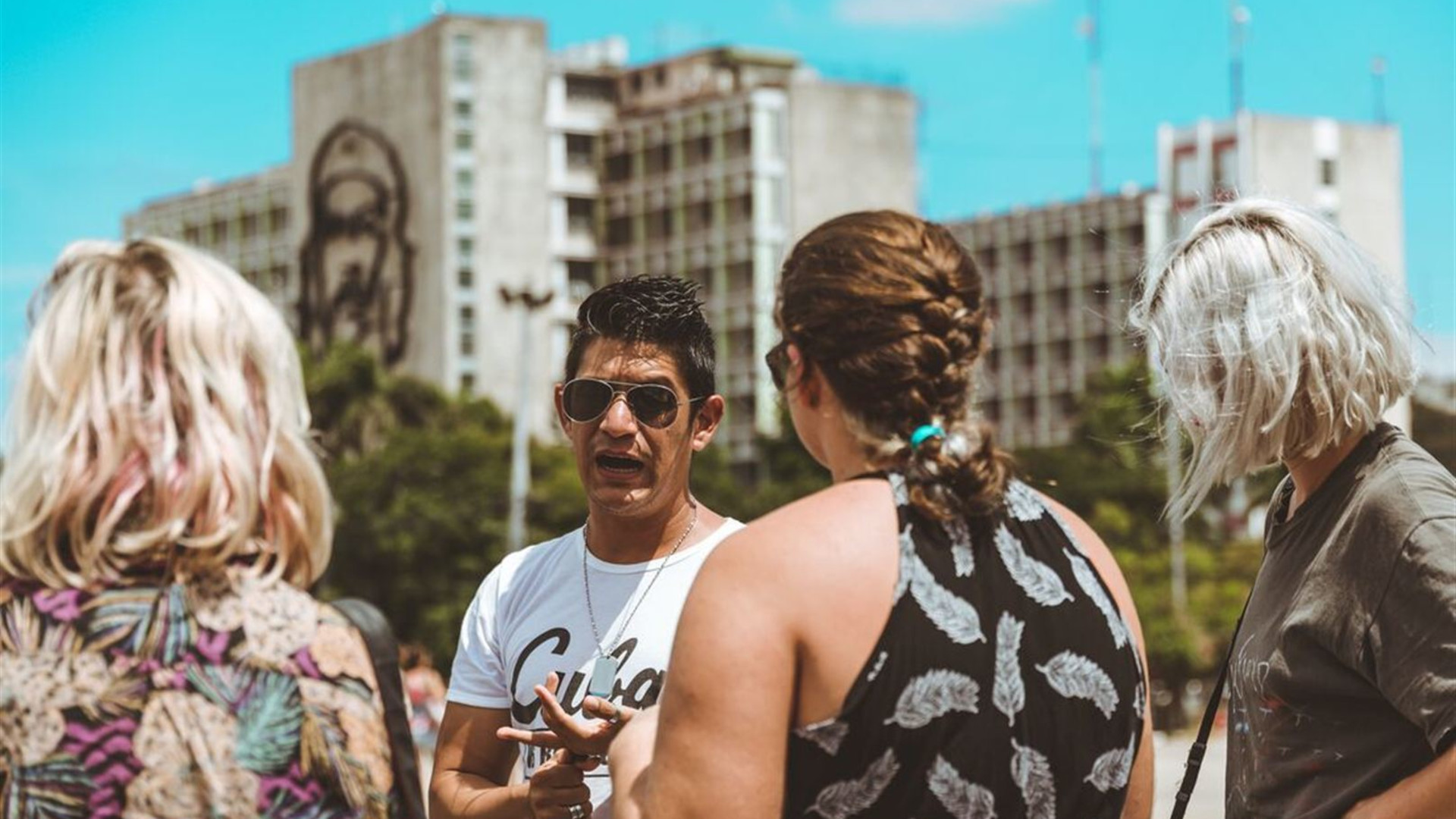 Hola Cuba