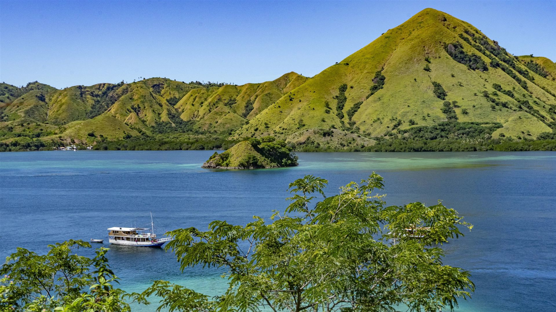 Epic Archipelago Adventure: Sumatra to Flores in 30 Days