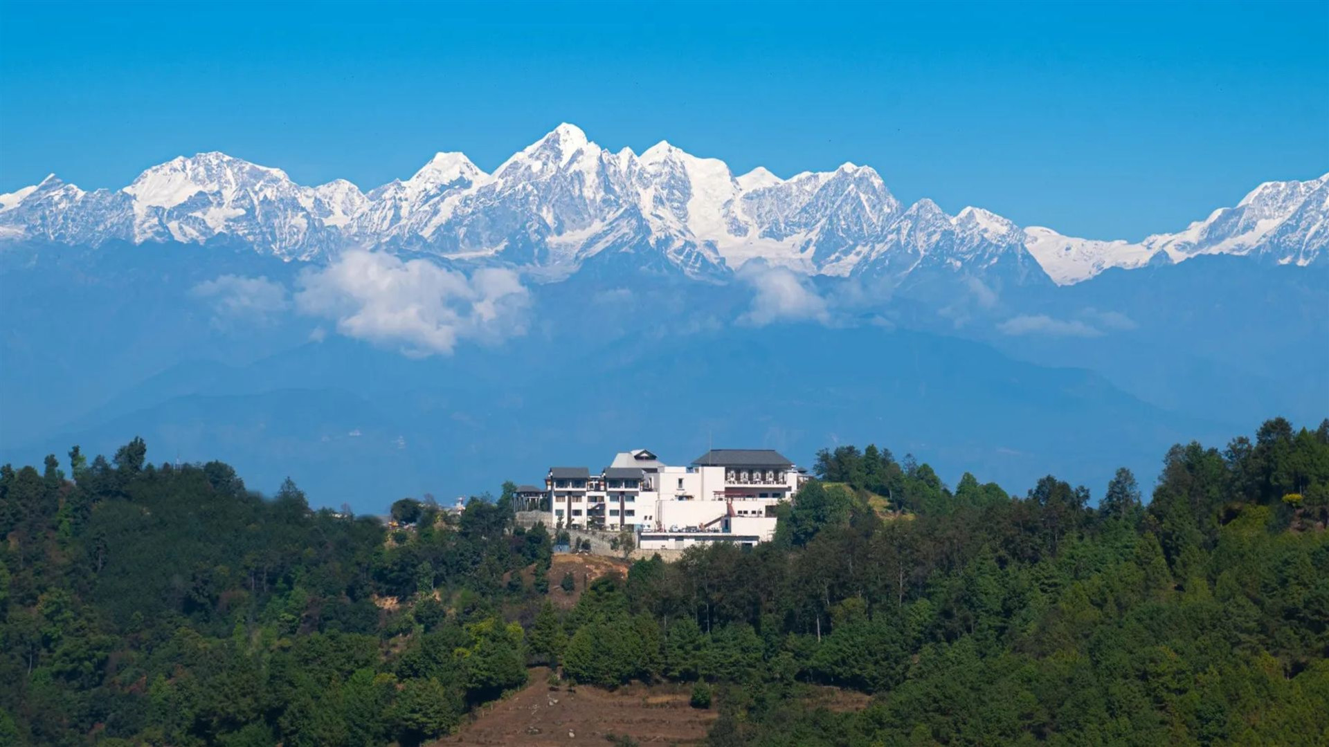 Signature: Nepal’s Himalayan Peaks, Kathmandu & Chitwan