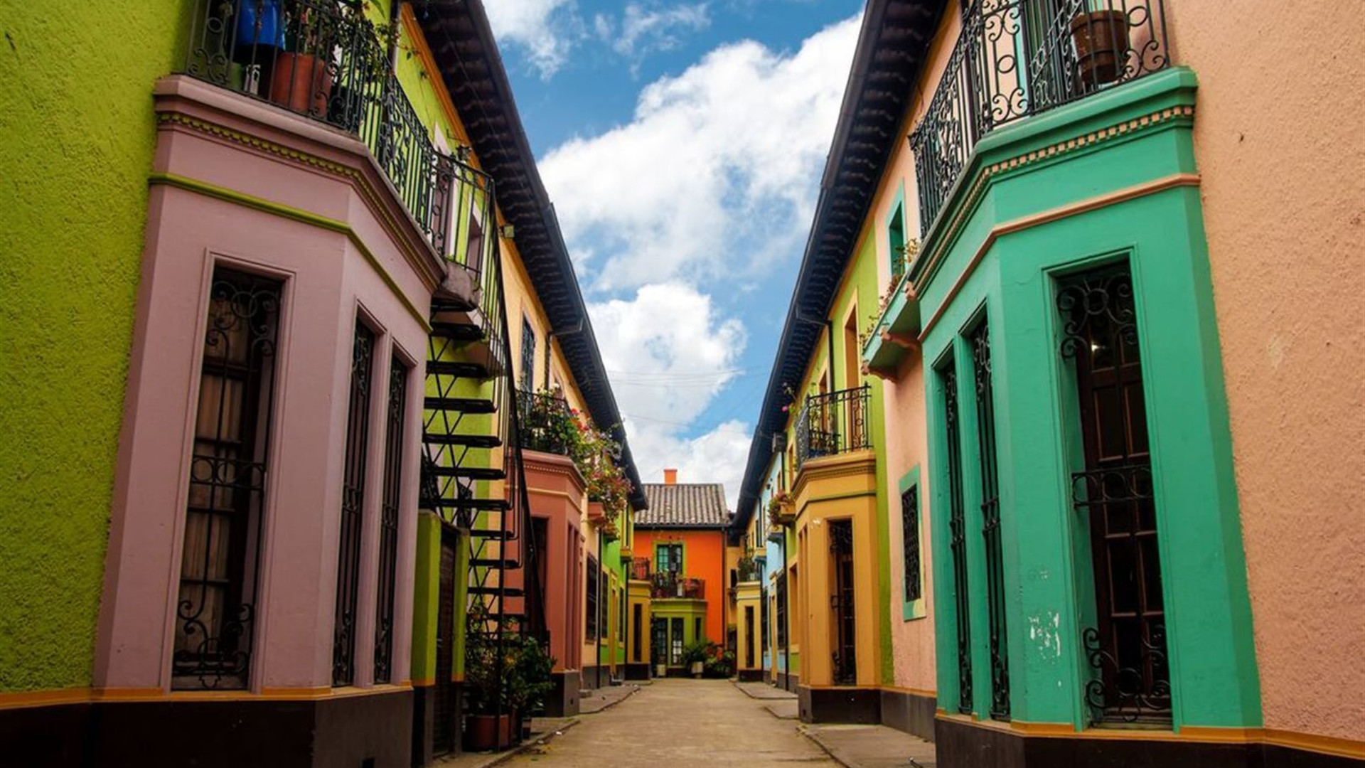 18 to 35s Essential Colombia