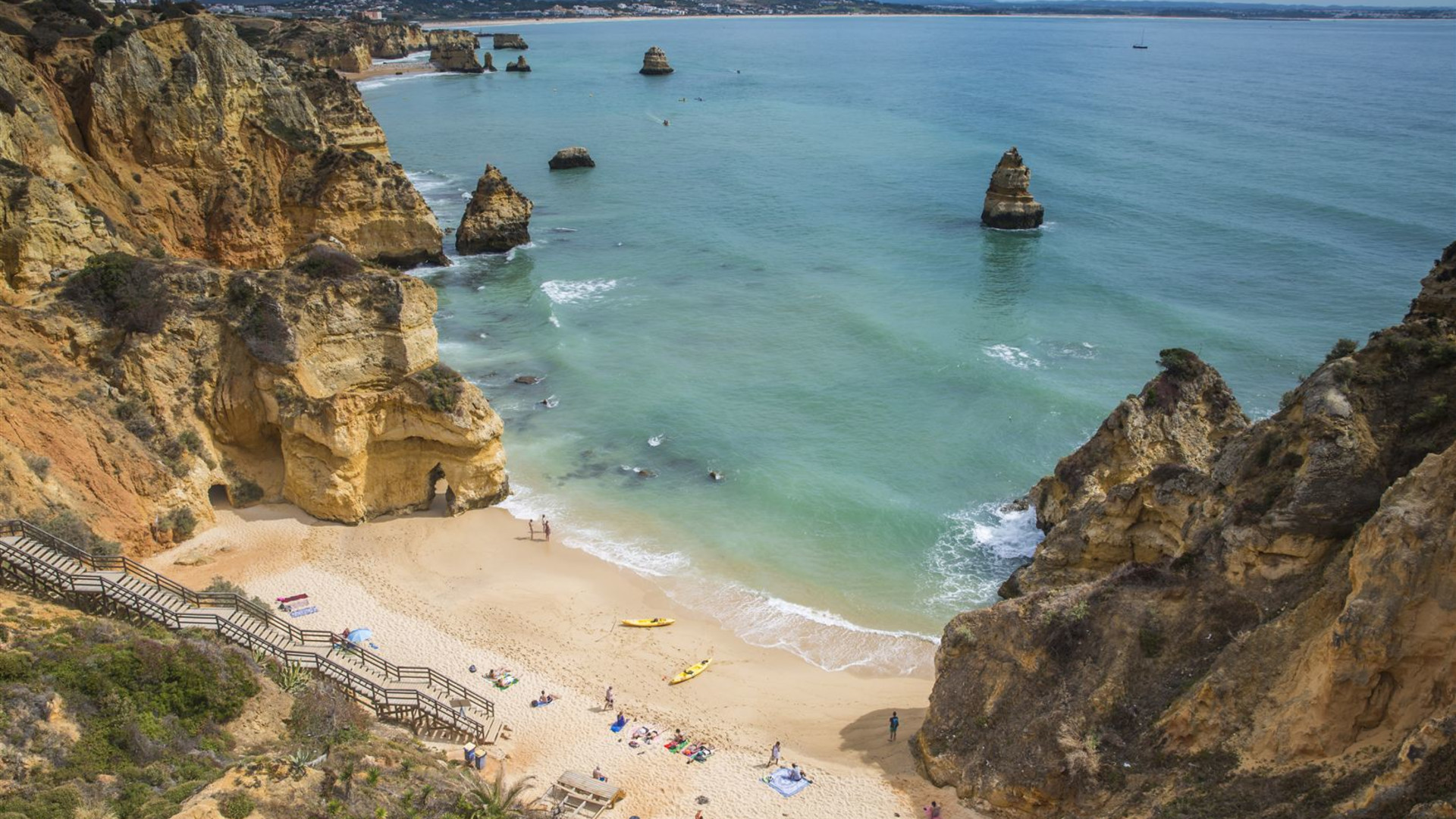 Entdecken Sie Spanien, Portugal und Marokko: Wellen an der Küste und Wüstendünen