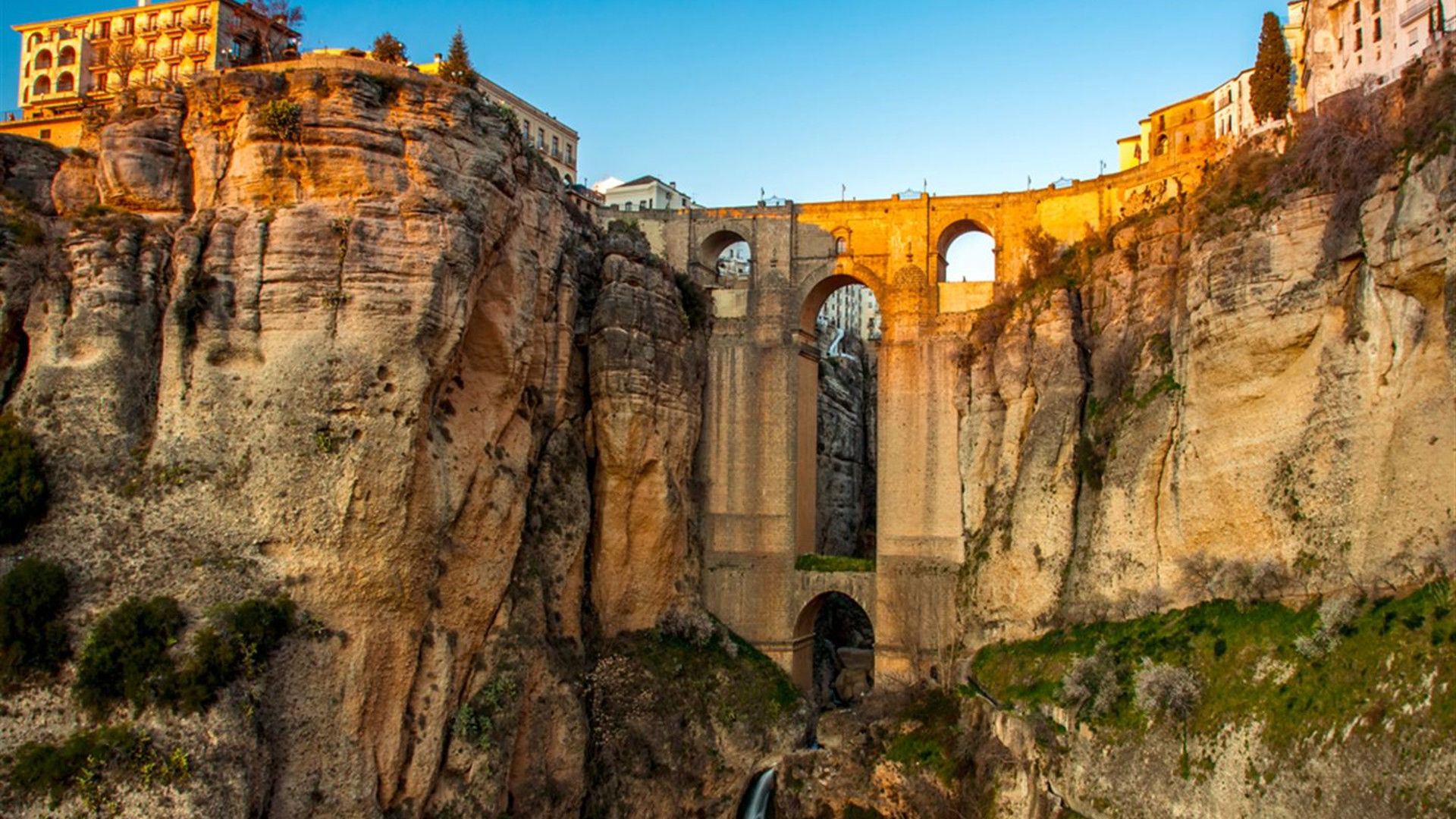 Spanien: Lebendige Städte & Spaziergänge am Land