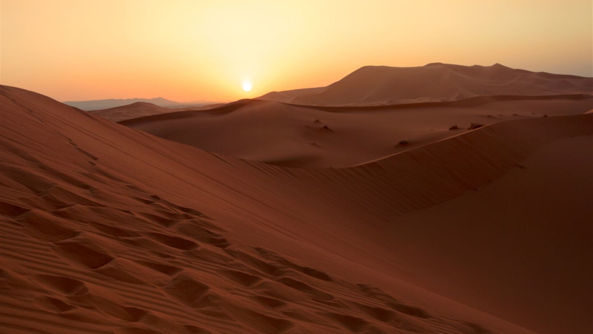 Entdecken Sie Spanien, Portugal und Marokko: Wellen an der Küste und Wüstendünen
