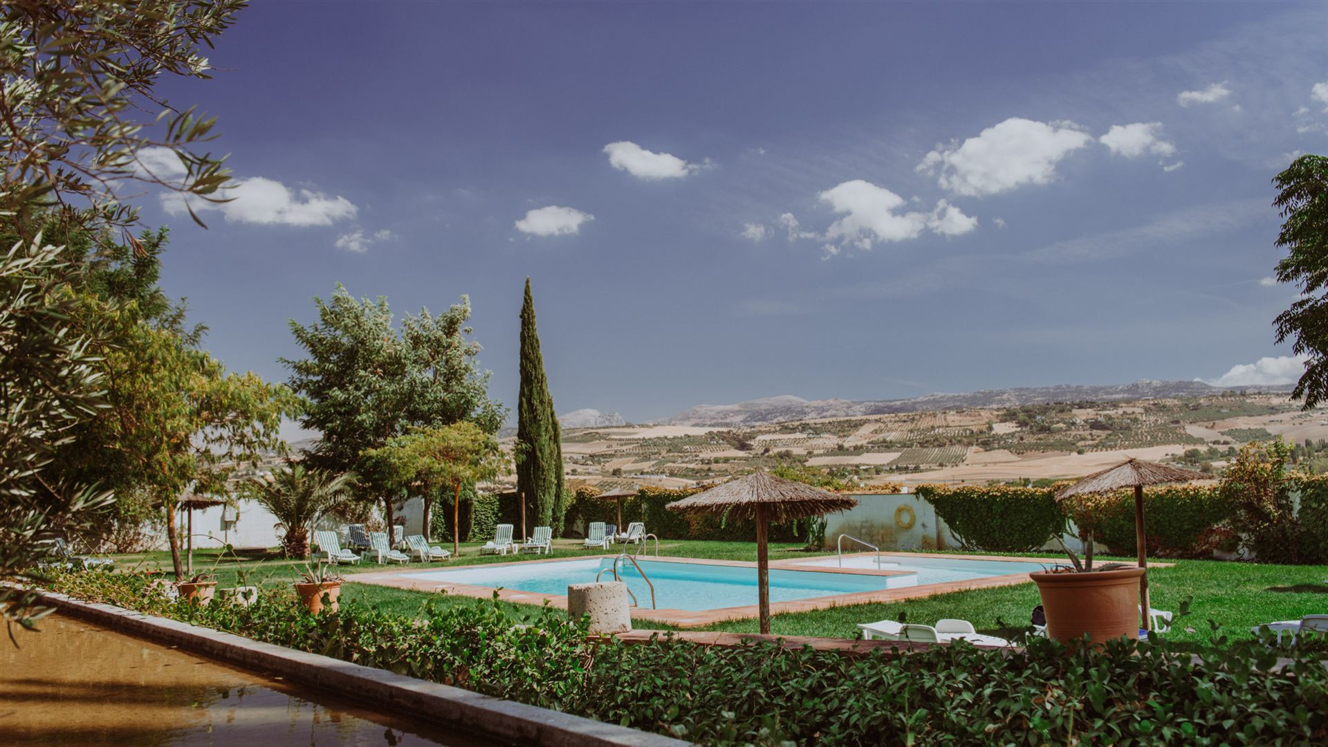 Spanien: Lebendige Städte & Spaziergänge am Land