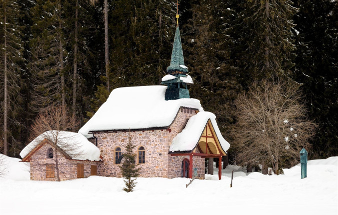 Snowshoeing in the Dolomites - Premium Adventure