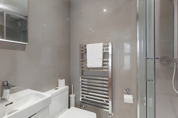 Room 4 — Ensuite