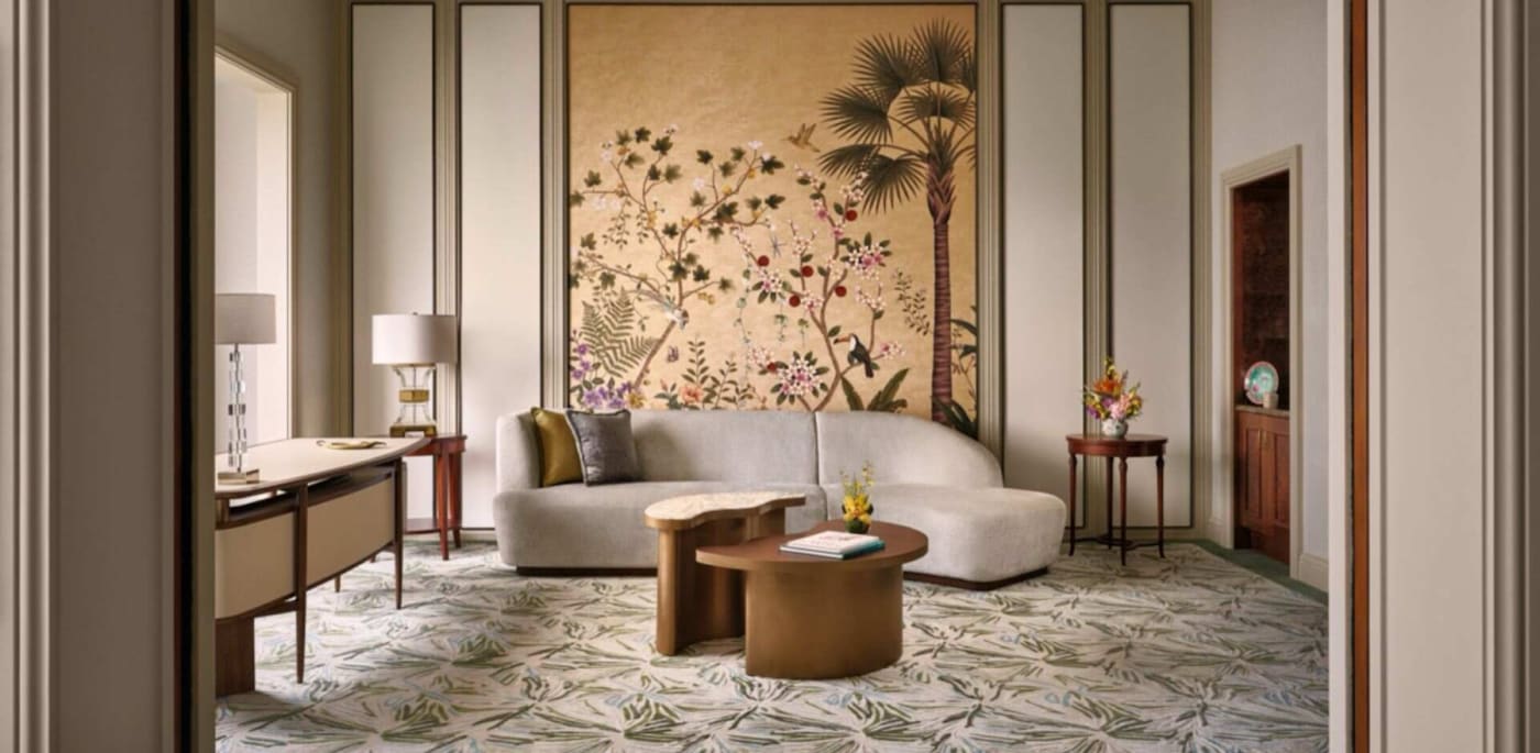 Salón de la Shangri-La Suite de la Valley Wing del Shangri-La Singapore, sofá curvo y panel pintado con palmeras