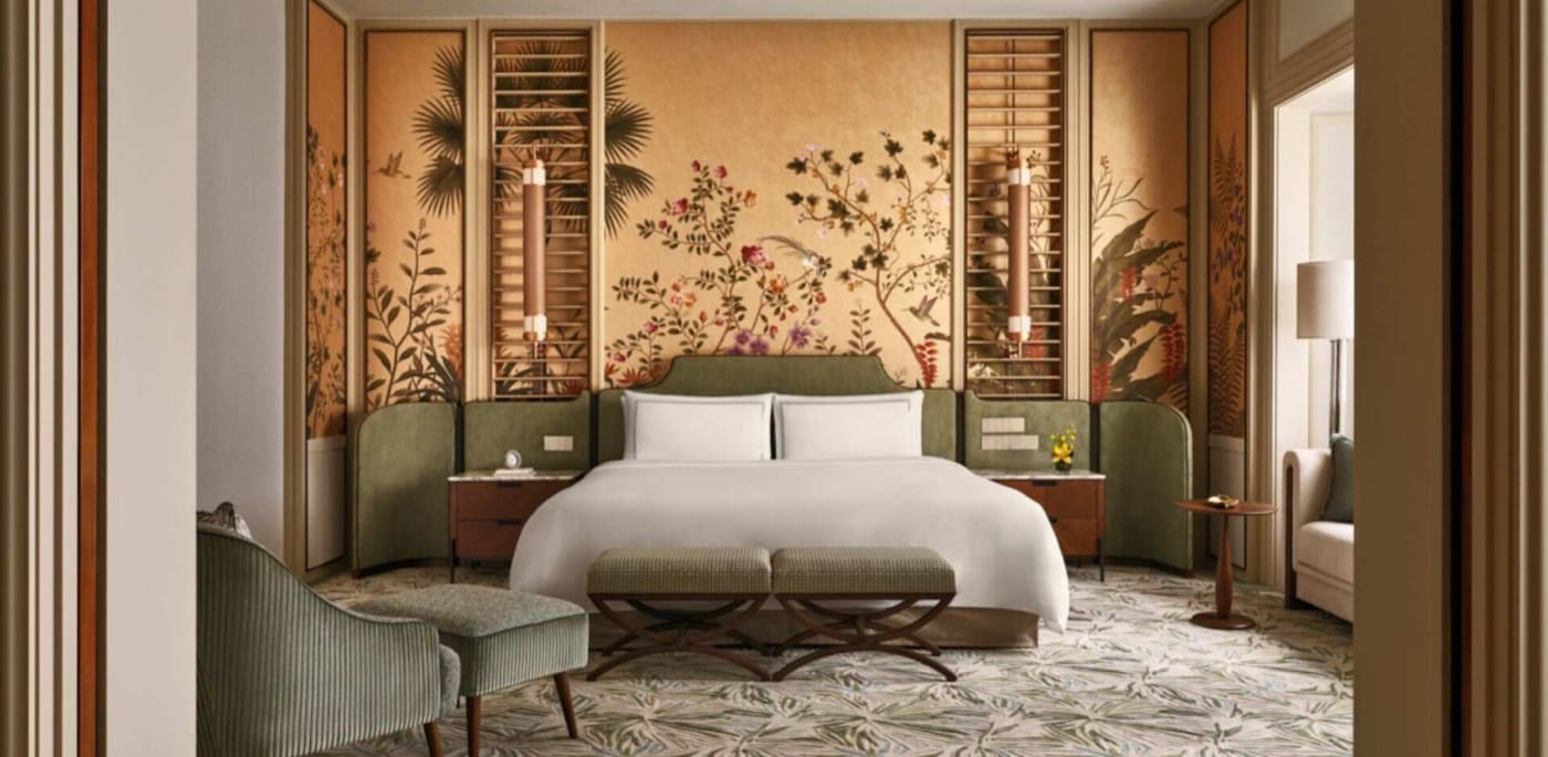 Dormitorio de la Shangri-La Suite en el Shangri-La Singapore, cama king size ante un fondo botánico dorado