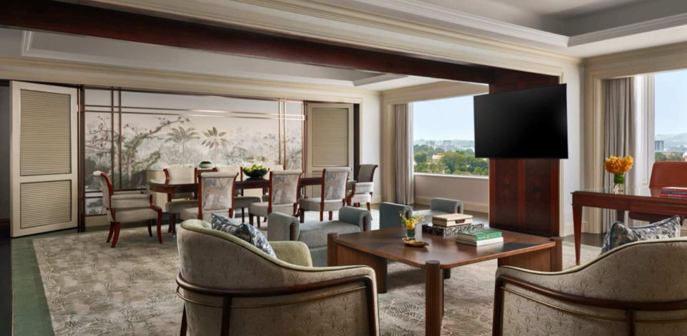 Salón y comedor de la Singapore Suite del Shangri-La Singapore, con vistas a los jardines