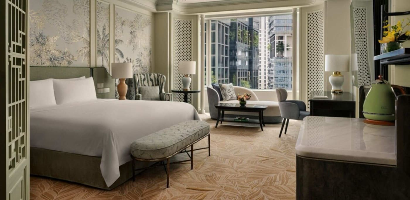 Valley Wing Executive Room del Shangri-La Singapore, cama king size y zona de estar frente a la ciudad