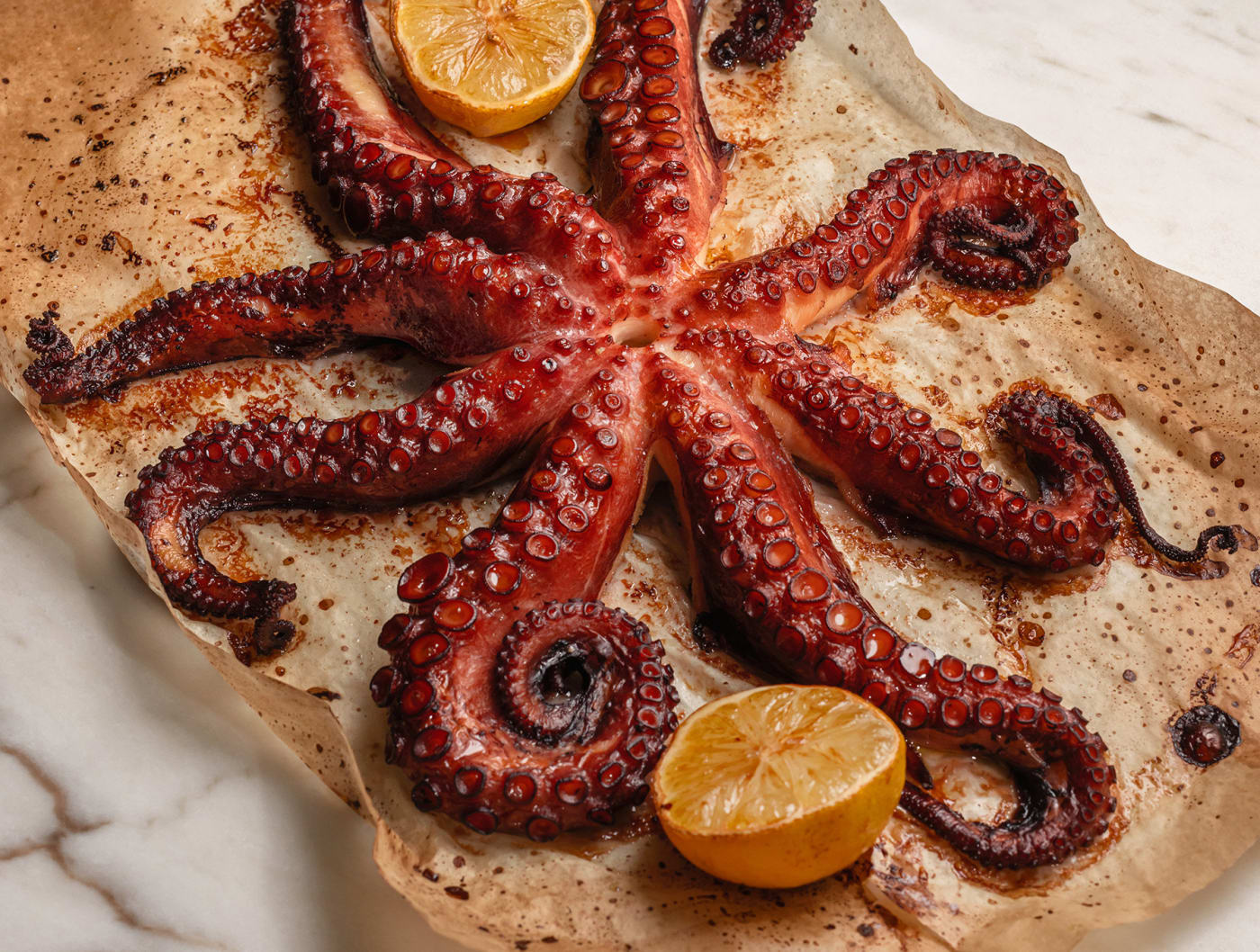 Pulpo a la parrilla con limón, cocina de los restaurantes del hotel Na Praia en Tróia