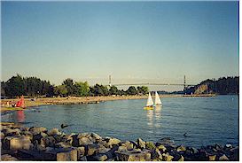 Ambleside beach with the Lions Gate bridge in the background