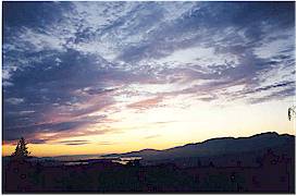 The park's west facing
orientation provides spectacular sunsets over Vancouver