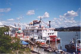 August 2000 update: the Russian
submarine has mysteriously disappeared and has been replaced by the Royal
City Star, a floating casino
